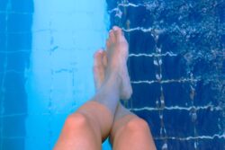 Der Begriff Watsu ist ein Kofferwort aus Wasser und Shiatsu.