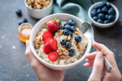 Porridge mit Früchten vertreibt die Süsssucht