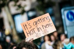 Klimawandel Schild mit Aufschrift Its getting hot in here