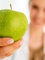 Ärztin mit Apfel - Das kann ernährungsmedizin -www.gesundheitsjournalistin.ch