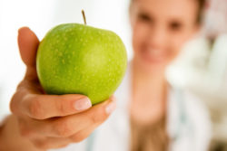 Ärztin mit Apfel - Das kann ernährungsmedizin -www.gesundheitsjournalistin.ch