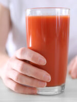 Glas mit frisch gepresstem Tomatensaft: Gesunde Nahrung wirkt wie Medizin.