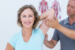 Therapieren statt operieren: Bei Schmerzen an Knien, Hüfte, Rücken und Schultern