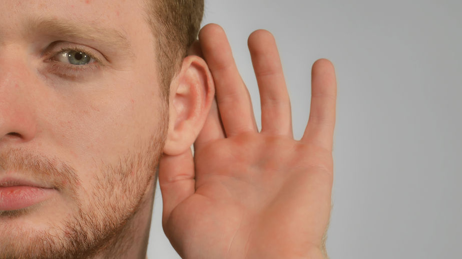 https://gesundheitsjournalistin.ch/wp-content/uploads/2019/05/Mann-h%C3%B6rt-gut-zu-legt-Hand-an-Ohr-.jpg