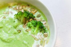 Geröstete Sonnenblumenkerne über die Suppe geben.