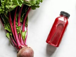 Natürliche Blutverdünner statt Medikamente: Randensaft wirkt ab einem halben Liter pro Tag Blutdruck senkend.